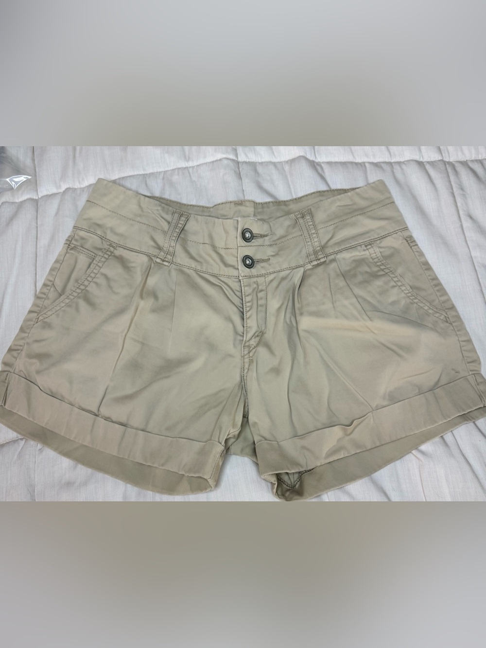 Y2K 2000’s Levi’s low rise preppy pleated khaki tan shorts size 6 EUC